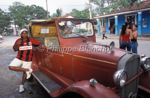 cuba 13.JPG - Vieille voiture américaine dans une rue de VinalesCuba
